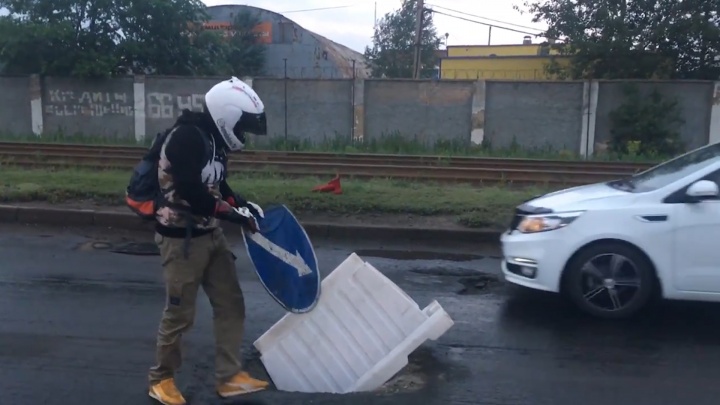Мотоциклисты самостоятельно закрыли колодец на проспекте в Челябинске
