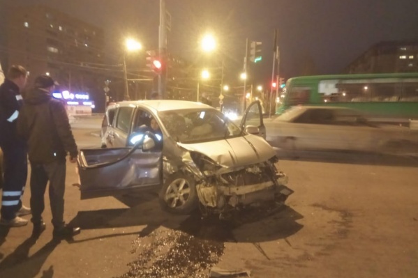 Водитель Nissan поспешил повернуть налево Водитель Nissan поспешил повернуть налево 