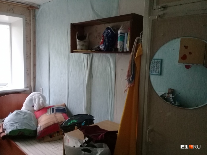 Многие студенты опасаются, что после того, как они проведут нас внутрь или расскажут, в каких условиях живут, их выгонят. Так что со многими мы говорили на условиях анонимности Многие студенты опасаются, что после того, как они проведут нас внутрь или расскажут, в каких условиях живут, их выгонят. Так что со многими мы говорили на условиях анонимности