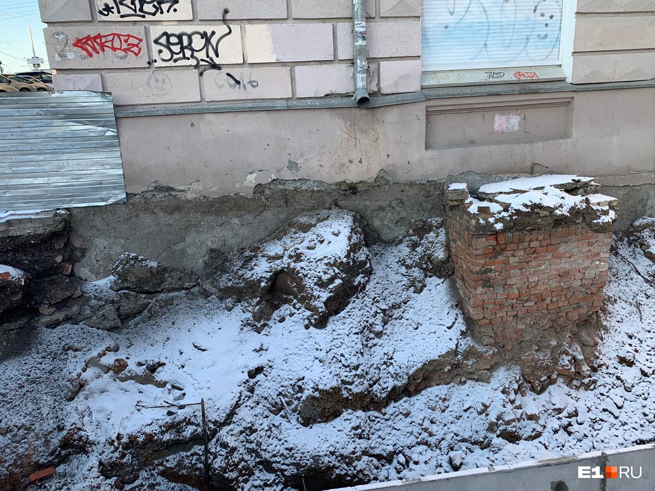 Рыть начали вплотную к дому Рыть начали вплотную к дому