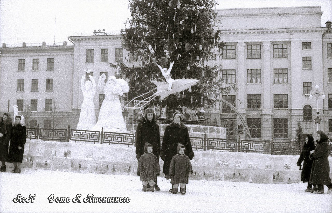 Обязательная программа — фото у нарядной ёлочки Обязательная программа — фото у нарядной ёлочки