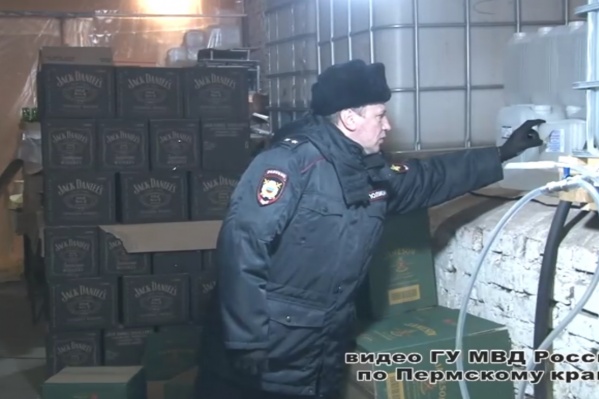 Полицейские обнаружили тысячи литров контрафактной продукции Полицейские обнаружили тысячи литров контрафактной продукции