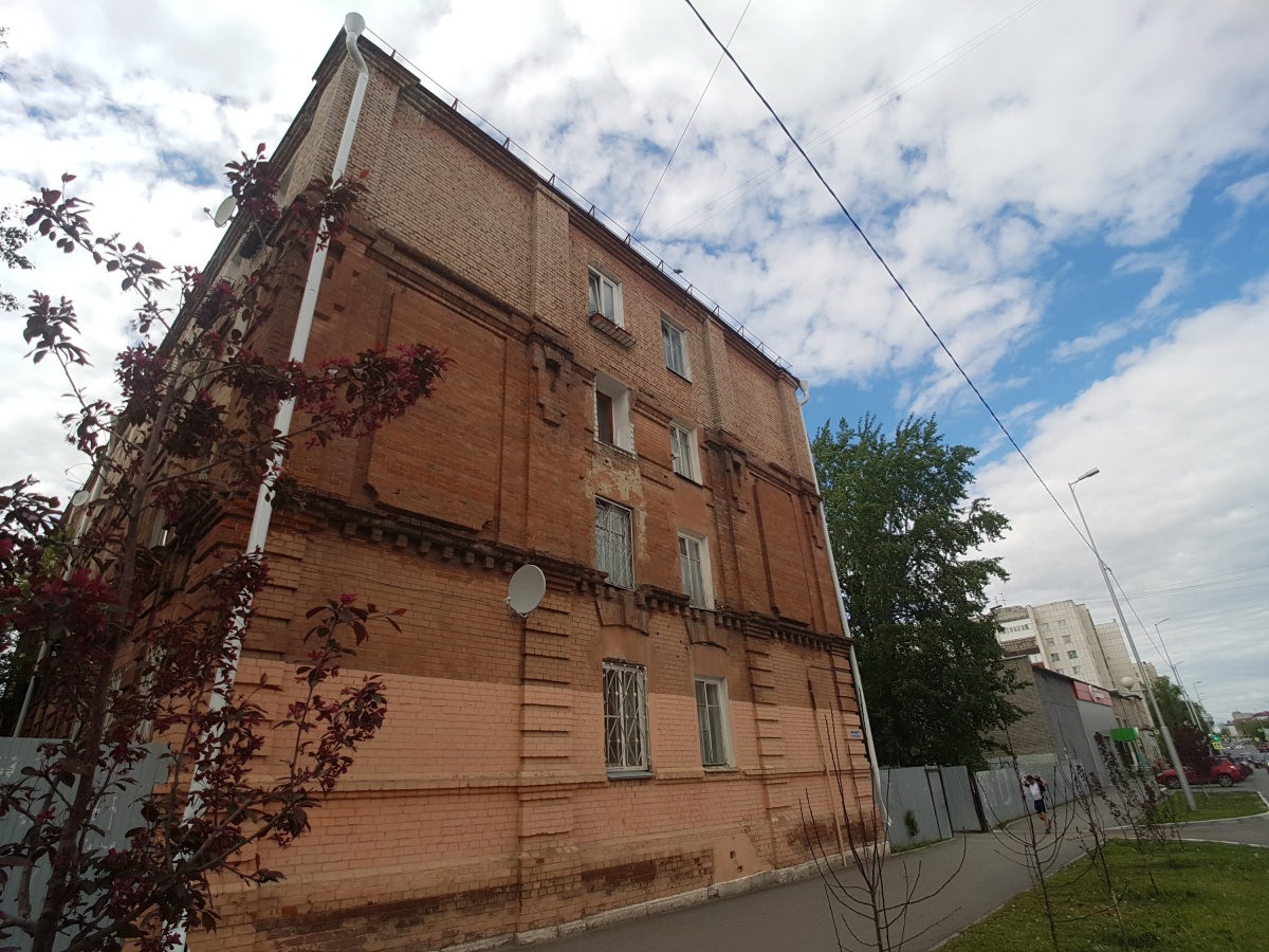 Фотографий, как выглядел дом раньше, не найти, но можно представить благодаря разным цветам старых и новых стен Фотографий, как выглядел дом раньше, не найти, но можно представить благодаря разным цветам старых и новых стен
