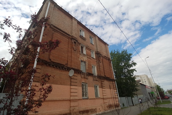 Фотографий, как выглядел дом раньше, не найти, но можно представить благодаря разным цветам старых и новых стен Фотографий, как выглядел дом раньше, не найти, но можно представить благодаря разным цветам старых и новых стен