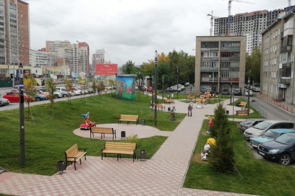 Лавочки из сквера вернули на место после реконструкции Лавочки из сквера вернули на место после реконструкции
