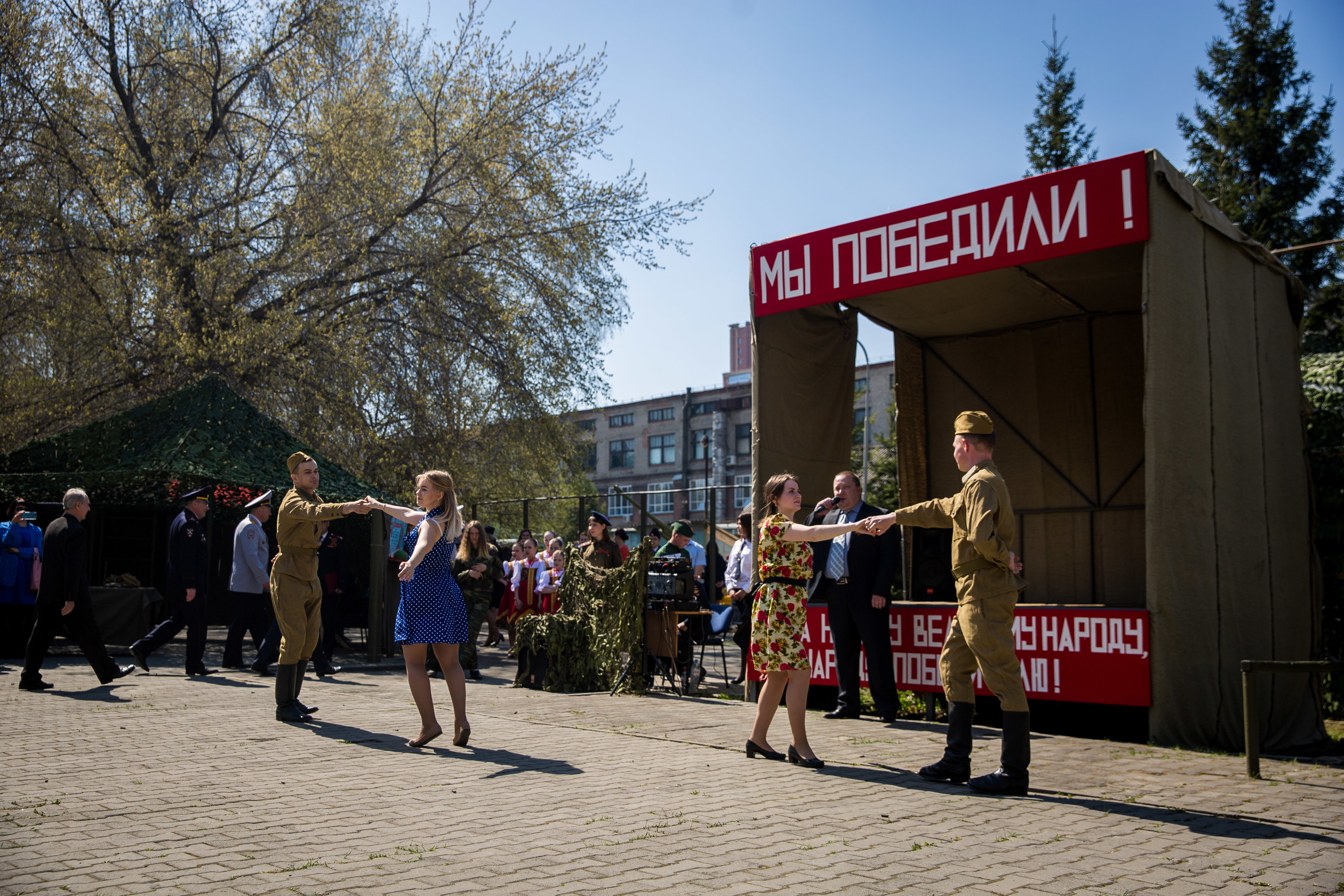 Батальная сцена сменилась картиной победы с объятиями и танцами Батальная сцена сменилась картиной победы с объятиями и танцами