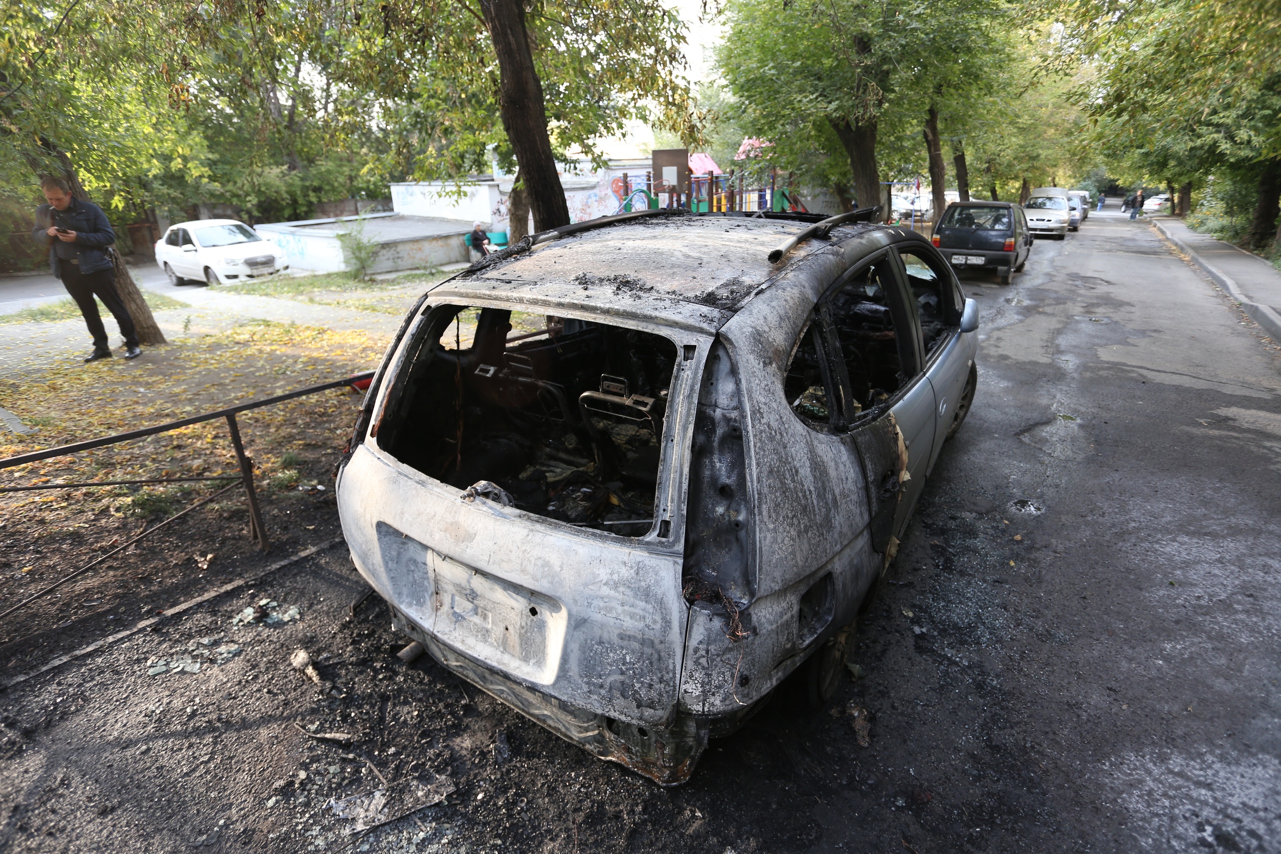 Дым видно издалека: в центре Челябинска вспыхнул автомобиль
