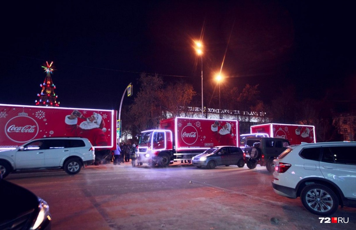 В прошлом году «Рождественский караван» объехал 69 российских городов. Передвигаясь по Тюмени, остановок для общения с горожанами не делал. Но успеть сфотографировать грузовики было легко