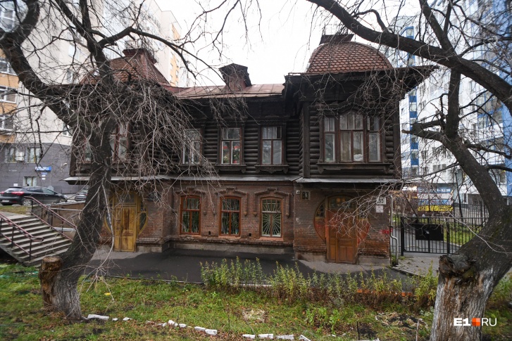 Двухэтажный деревянный дом на Шейнкмана, 83 со всех сторон окружен высотками