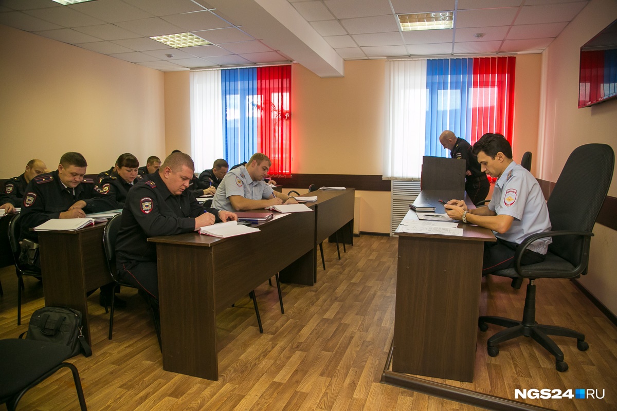 Планеркой рабочий день полицейских начинается и ей же заканчивается Планеркой рабочий день полицейских начинается и ей же заканчивается