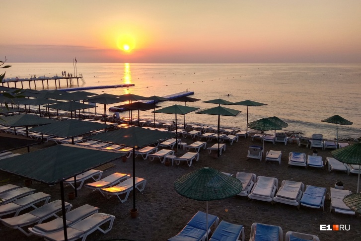 Найти свободный лежак на пляже в Турции можно только после захода солнца 