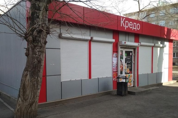 Полицейские фиксируют незаконную продажу алкоголя Полицейские фиксируют незаконную продажу алкоголя