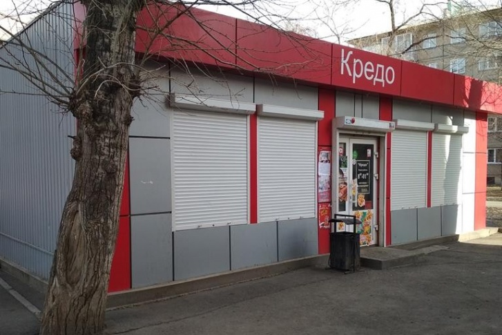 Полицейские фиксируют незаконную продажу алкоголя Полицейские фиксируют незаконную продажу алкоголя