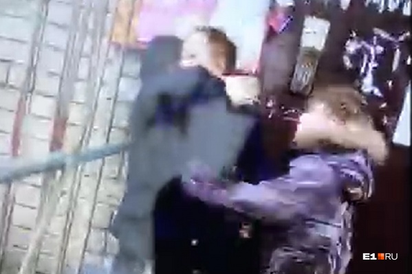 Двое мальчиков били ребёнка, а девочки стояли рядом Двое мальчиков били ребёнка, а девочки стояли рядом