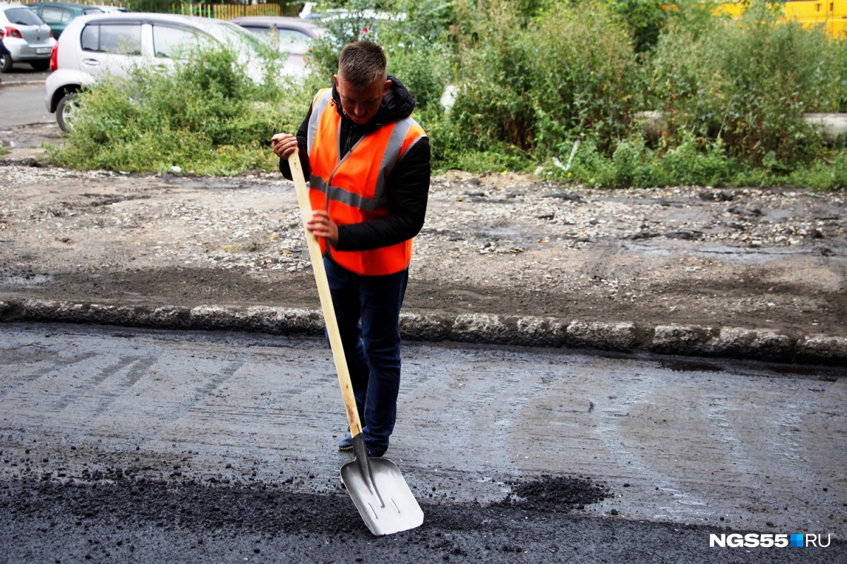 горячий асфальтобетон. горячий асфальт. асфальт правильное. профессия дорожный рабочий. укладка асфальта.