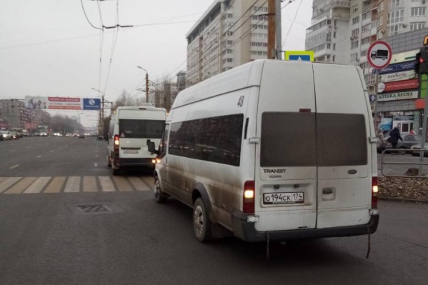 Микроавтобусы столкнулись прямо на остановке общественного транспорта Микроавтобусы столкнулись прямо на остановке общественного транспорта