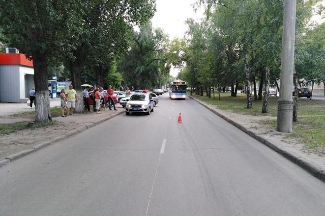 Девочка перебегала дорогу в неположенном месте Девочка перебегала дорогу в неположенном месте