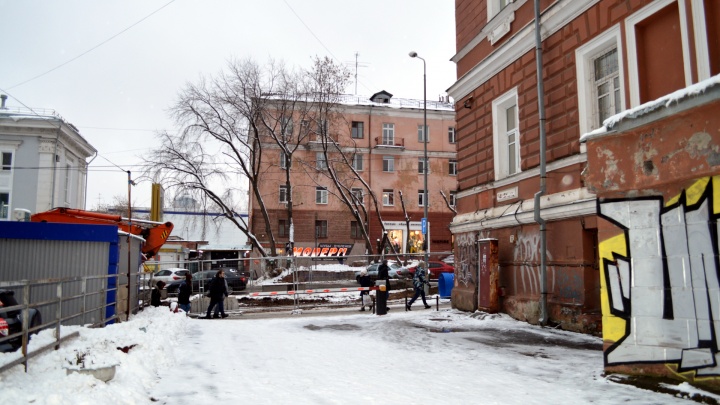 «Проедет ли скорая и пожарные?»: в Перми строители ливнёвки заблокировали проезд к жилому дому