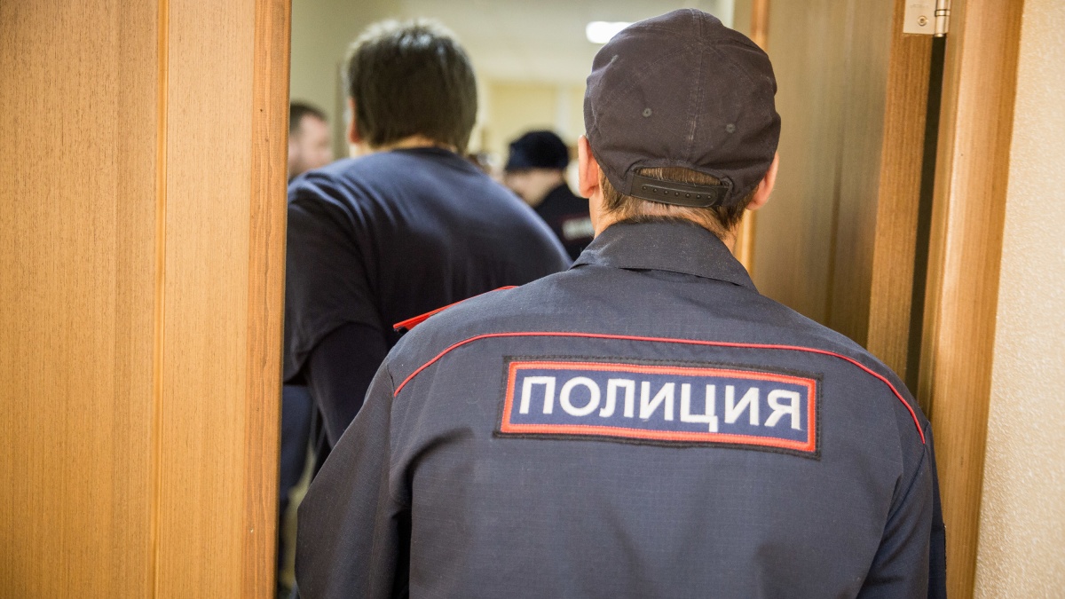 Вы — директор спортивной школы, которую ждёт антитеррористическая проверка. Чтобы пройти её успешно, вы решили договориться с сотрудником ФСБ, которому передали небольшой подарок (пакет со 150 тысячами рублей). Какая судьба вас ждёт?