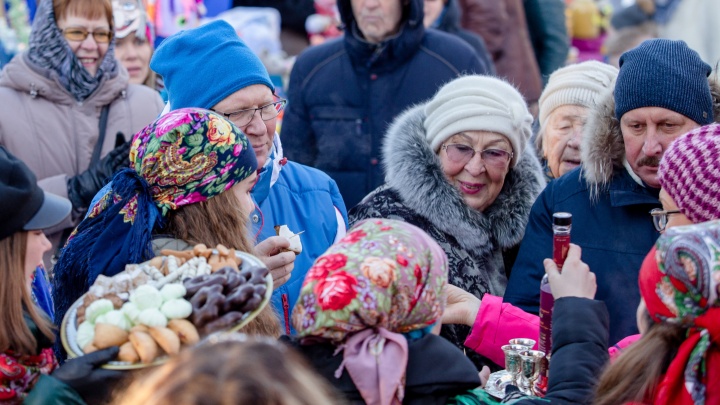 В Челябинске устроили пельменный баттл, дегустацию наливок и танцы с медведем