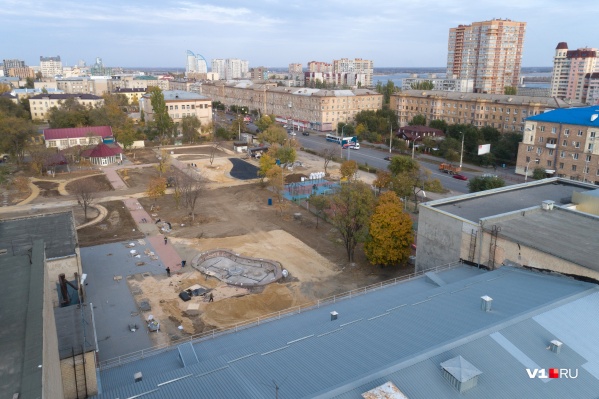 От старого парка остался с десяток деревьев От старого парка остался с десяток деревьев