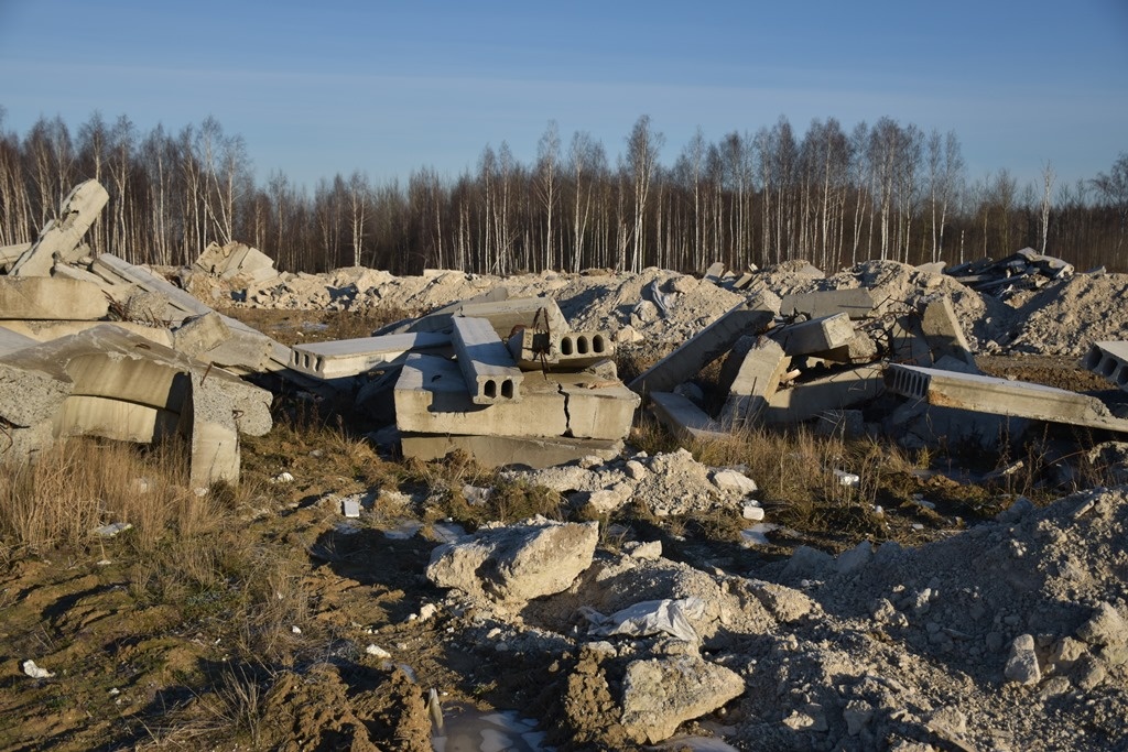 Целое кладбище бетонных плит устроили под Ярославлем