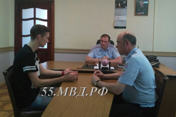 Некоторое время Быков (в центре) возглавлял отдел полиции <nobr class="_">№ 7.</nobr> На фото 2016 года он слушает оправдания руфера, который незаконно проник на телебашню Некоторое время Быков (в центре) возглавлял отдел полиции <nobr class="_">№ 7.</nobr> На фото 2016 года он слушает оправдания руфера, который незаконно проник на телебашню
