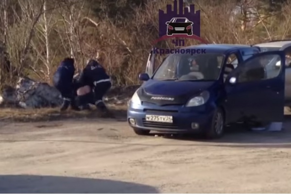 Пьяного водителя вытаскивают из иномарки после погони Пьяного водителя вытаскивают из иномарки после погони