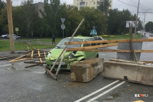 Водитель не заметил ограждение и врезался Водитель не заметил ограждение и врезался 