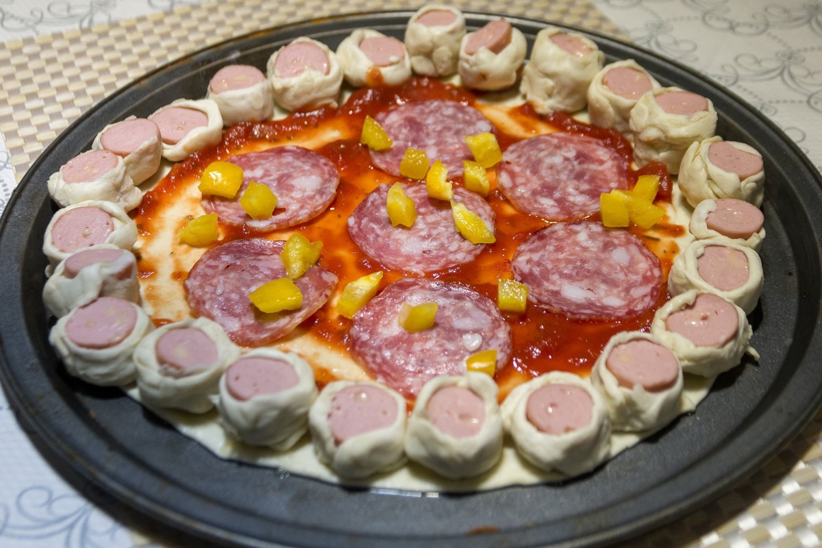 Пицца с бортиками из сосисок