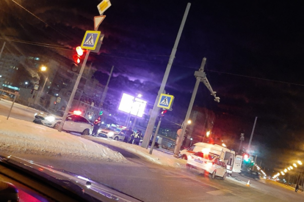Скорая ехала к раненому тюменцу в Антипино, когда попала в ДТП. После случившегося на место направили другую бригаду, а пострадавших медиков доставили в больницу Скорая ехала к раненому тюменцу в Антипино, когда попала в ДТП. После случившегося на место направили другую бригаду, а пострадавших медиков доставили в больницу