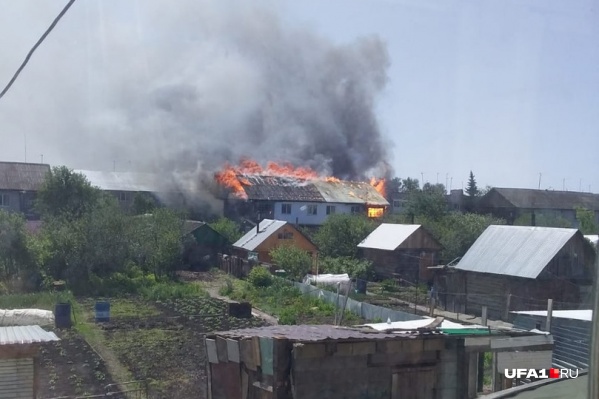 Огонь быстро охватил дом Огонь быстро охватил дом