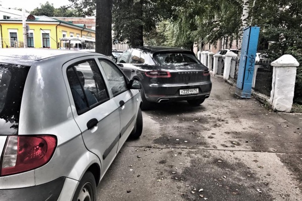 Машина припаркована с грубым нарушением ПДД Машина припаркована с грубым нарушением ПДД