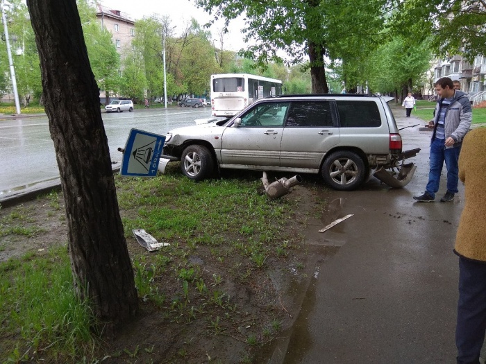 Авария случилась в Дзержинском районе Авария случилась в Дзержинском районе