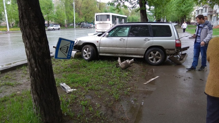 «Субару» вылетел на тротуар и снёс дорожный знак на проспекте Дзержинского