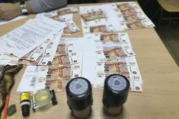 Передача денег происходила в кабинете директора образовательного учреждения Передача денег происходила в кабинете директора образовательного учреждения