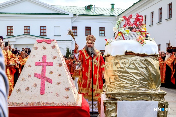 Кулич и пасха, которыми угощали горожан, весят больше 300 кг Кулич и пасха, которыми угощали горожан, весят больше 300 кг 