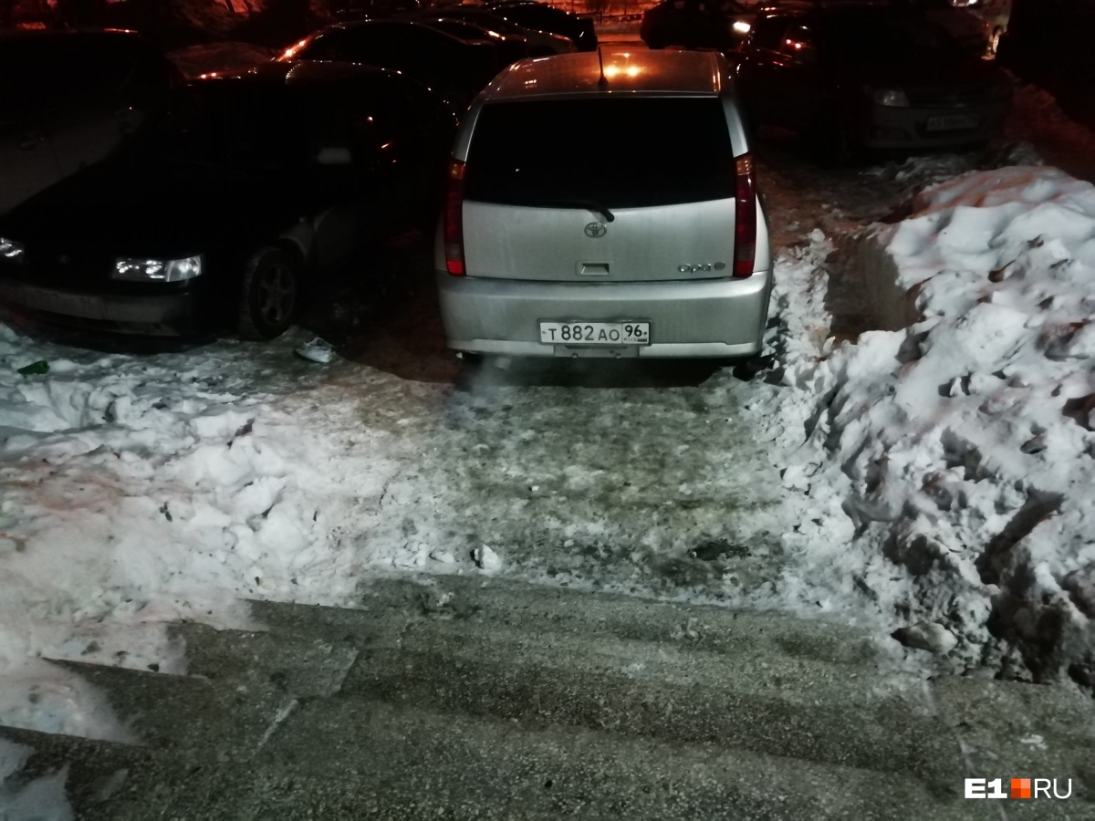 «Я паркуюсь как...»: весенние автохамы с тюльпанами и маскировка машины под дом