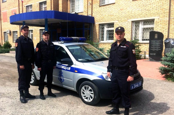 Смельчаки вытащили из горящего дома троих человек Смельчаки вытащили из горящего дома троих человек