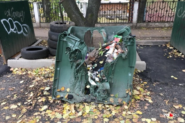 Обычная контейнерная площадка в Ярославле. Улица Воинова Обычная контейнерная площадка в Ярославле. Улица Воинова