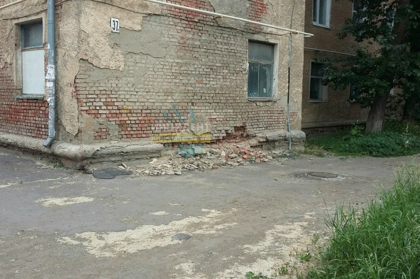По догадкам жильцов, обрушение началось из-за халатности бывшей управляющей компании По догадкам жильцов, обрушение началось из-за халатности бывшей управляющей компании
