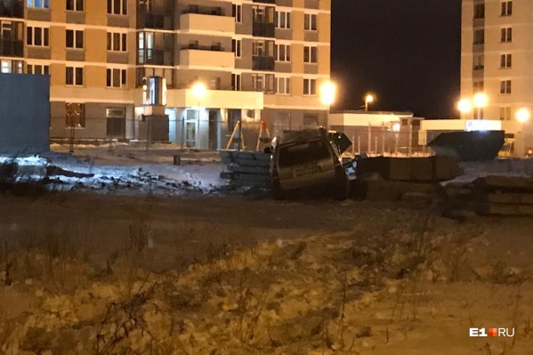 Иномарка врезалась в бетонные плиты и остановилась Иномарка врезалась в бетонные плиты и остановилась