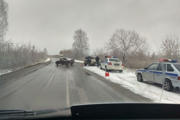 Сейчас сотрудники ГИБДД выясняют все обстоятельства аварии Сейчас сотрудники ГИБДД выясняют все обстоятельства аварии