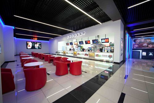 Есть кинобар с напитками и попкорном