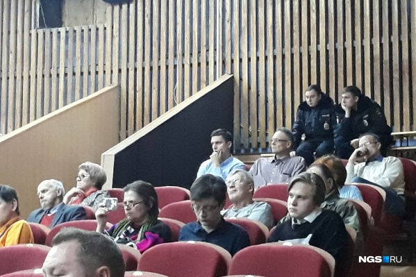 Сотрудники полиции наблюдают за активными горожанами Сотрудники полиции наблюдают за активными горожанами