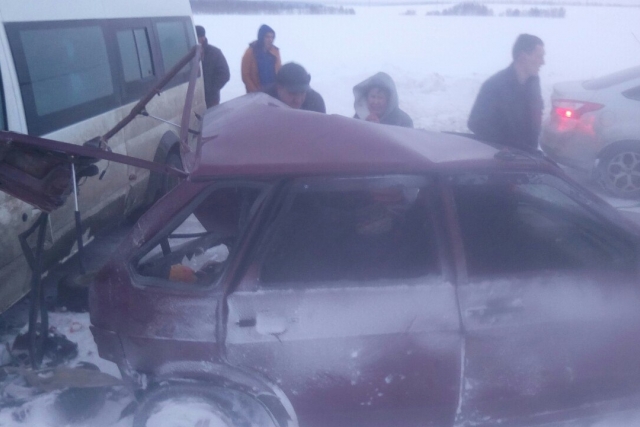 Машину занесло на скользкой дороге весной этого года Машину занесло на скользкой дороге весной этого года