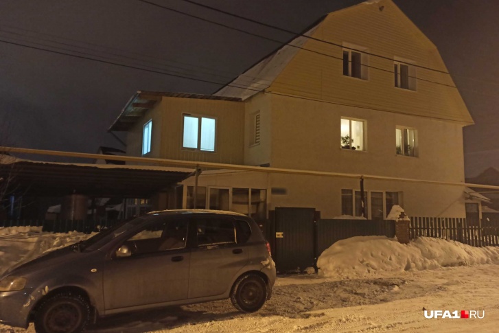 Кухонный нож школьница принесла с собой из дома Кухонный нож школьница принесла с собой из дома