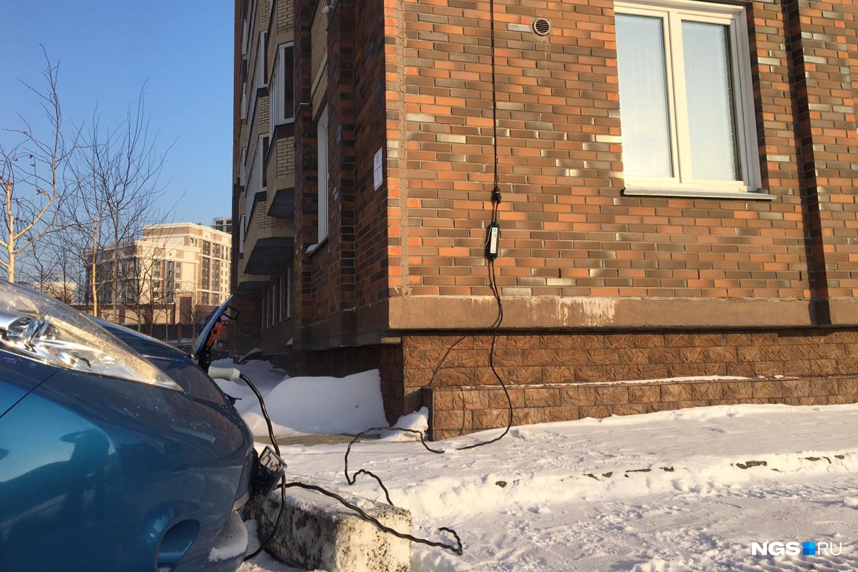 Пока процесс подзарядки выглядит так: провод спускается с 7-го этажа и подключён к домашней розетке Пока процесс подзарядки выглядит так: провод спускается с 7-го этажа и подключён к домашней розетке