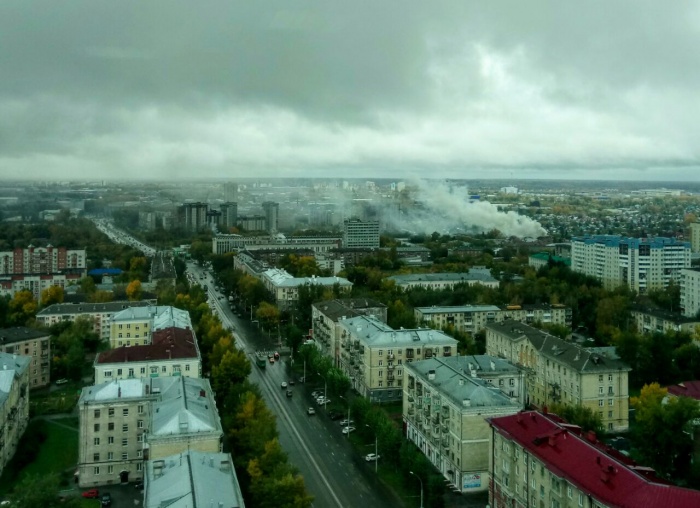 Над Кировским районом поднялся столб дыма Над Кировским районом поднялся столб дыма