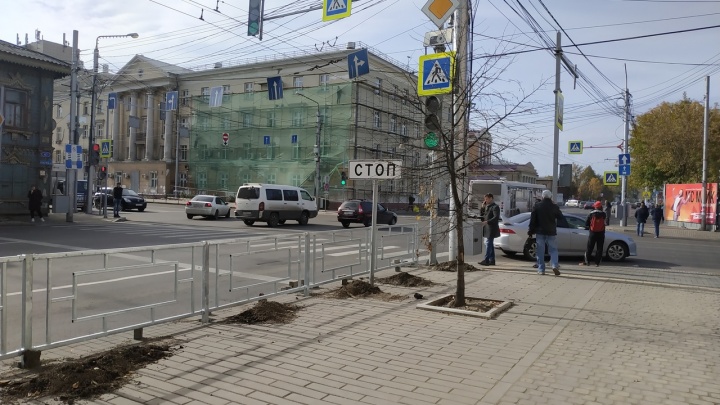 Отремонтированную улицу Ленина начали ограждать заборчиками